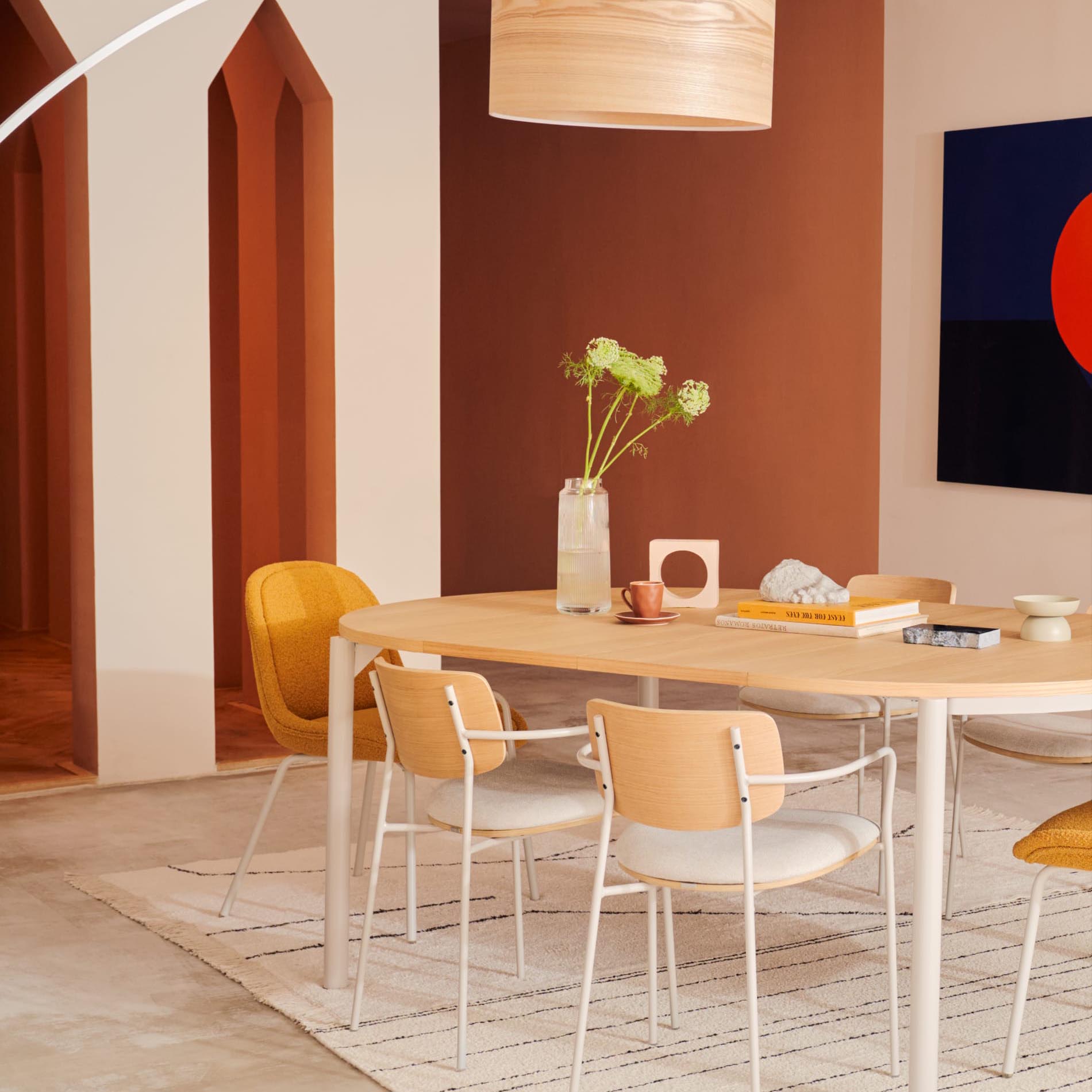 Mesa extensível Montiri, carvalho/metal, Ø120(200)x90 Mesa de jantar oval clara com cadeiras e candeeiro de madeira, vaso com flores verdes em sala minimalista