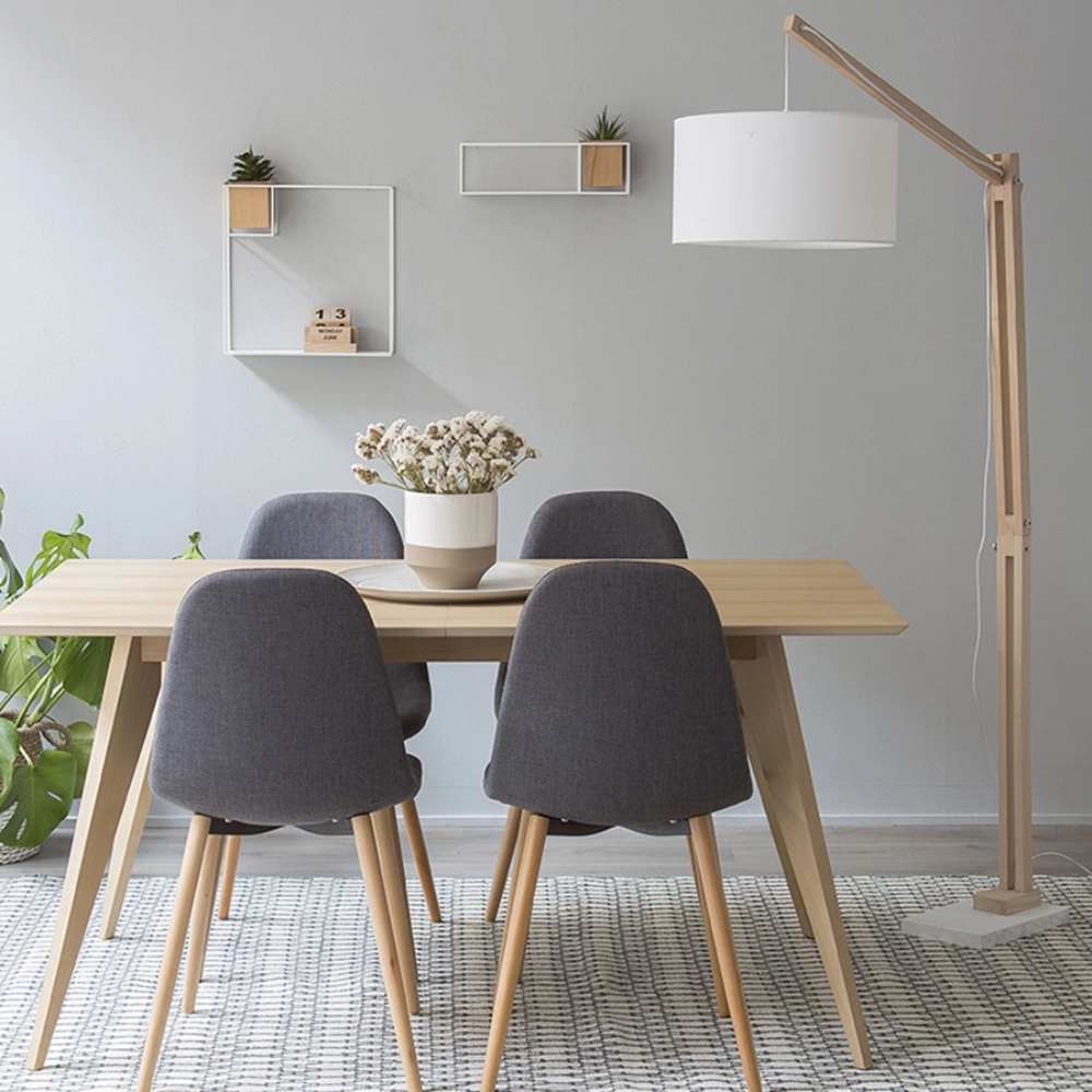 Candeeiro de Pé em Madeira Branco Zizar Mesa de jantar em madeira clara com quatro cadeiras cinza escuro e candeeiro de pé branco com estrutura em madeira