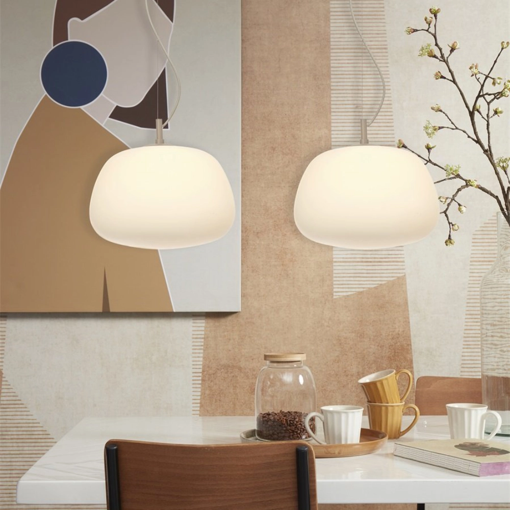 Candeeiro de Teto em Vidro Branco Sapporo candeeiros pendentes em vidro branco sobre mesa branca com objetos e parede decorada