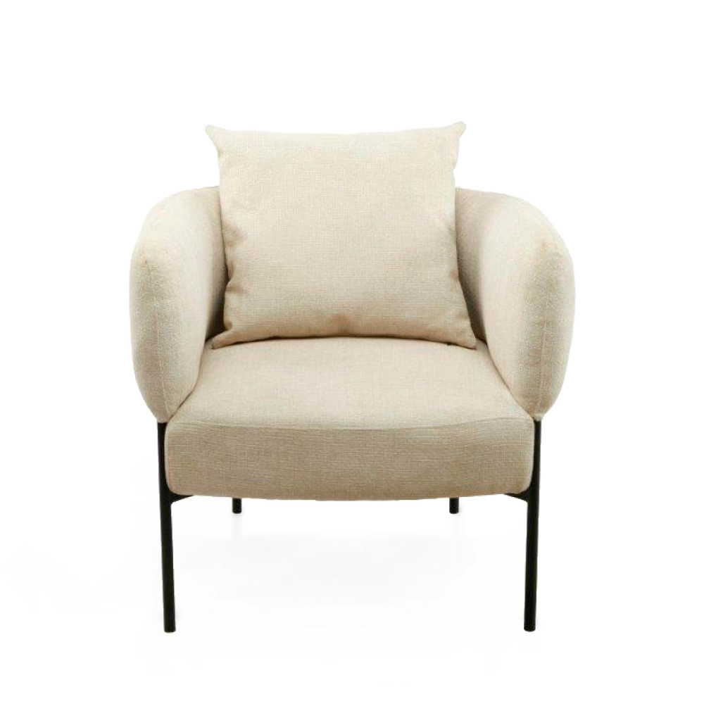 Cadeirão com braços estofado Agadir Cadeira estofada bege com pernas metálicas pretas e almofada de costas