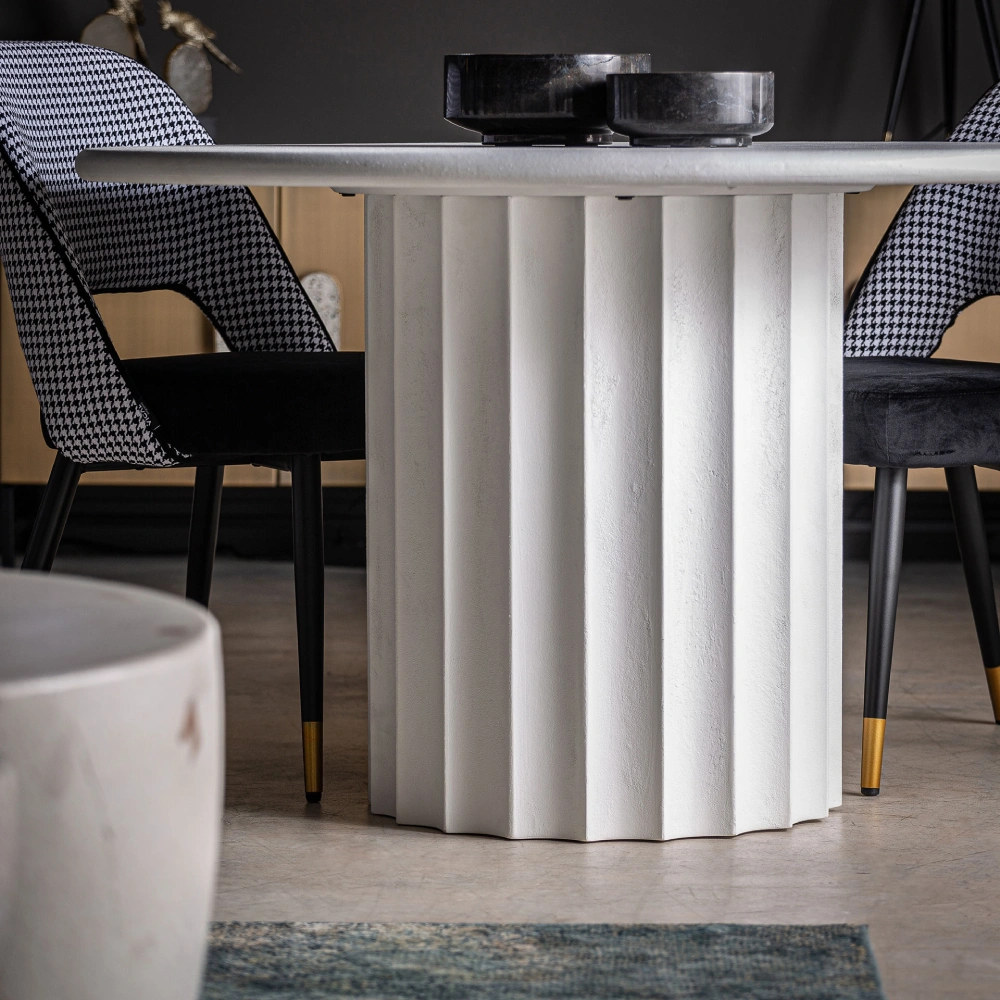 Mesa de jantar em madeira e resina branca Mulcey Ø120x77 Mesa branca com base texturizada e tampo redondo, cadeiras com padrão pied-de-poule e assentos pretos