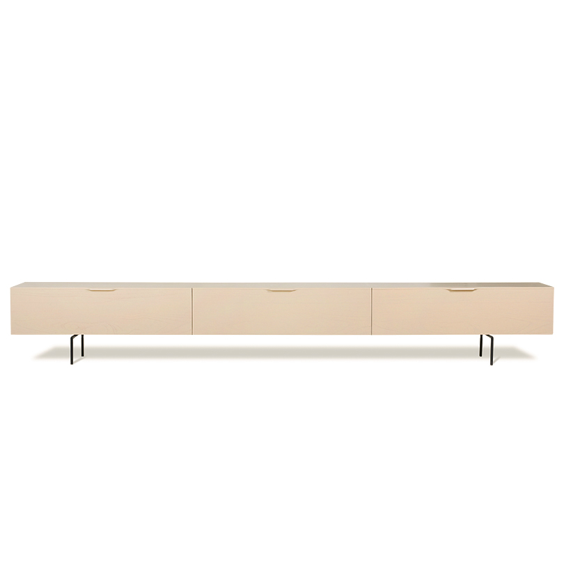 Móvel TV Wood Grain, madeira sungkai, bege, 250x36 Móvel de sala bege claro com três gavetas e pernas pretas finas.