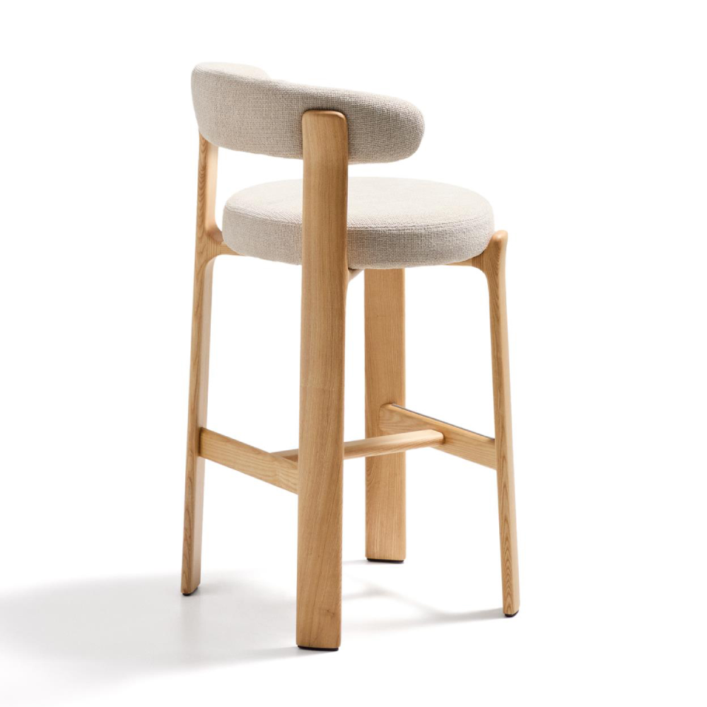 Cadeira alta madeira de freixo estofada bege Grani Banco alto em madeira clara com assento e encosto estofados em tecido bege