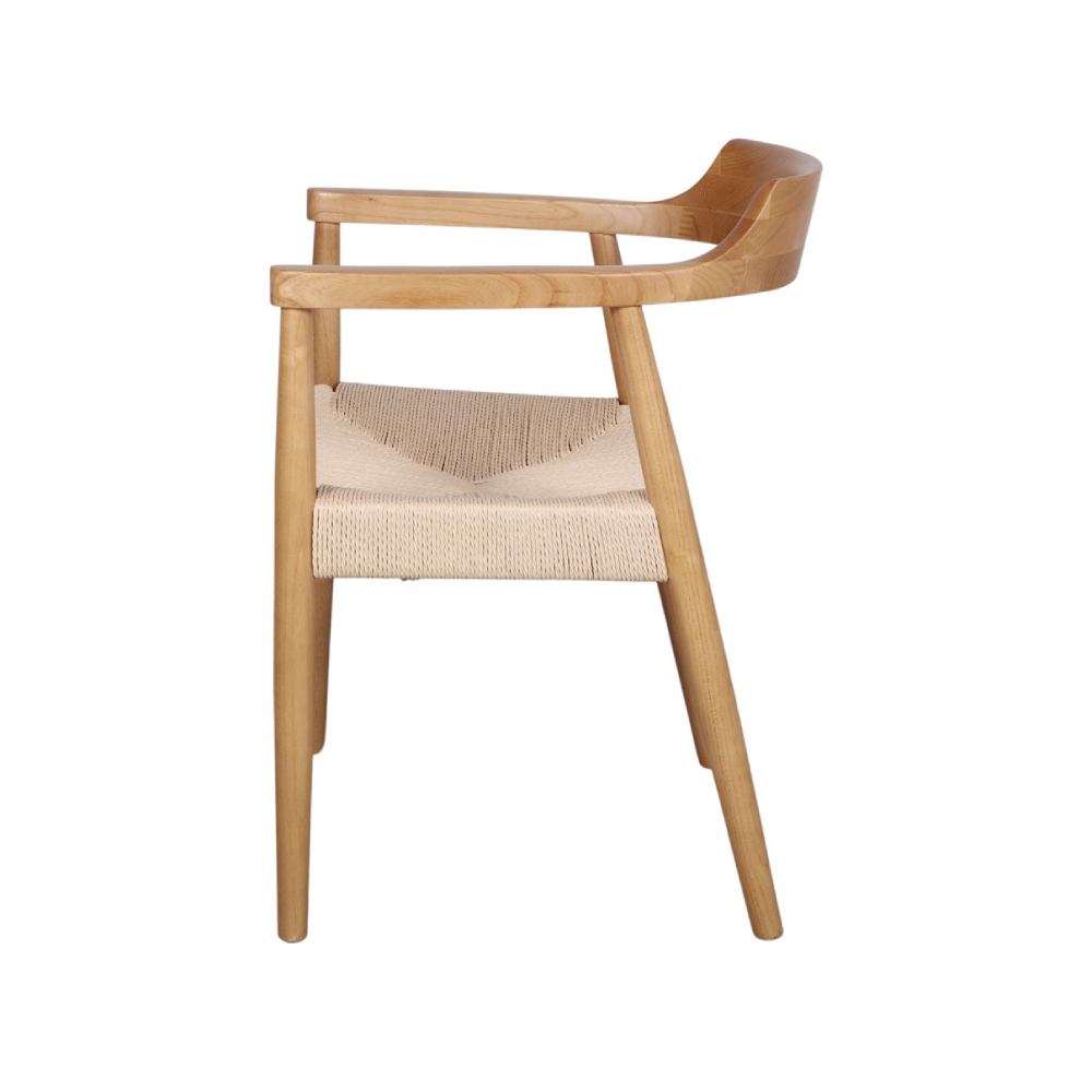 Cadeira com braços em madeira e corda bege Vagram Cadeira de madeira clara com assento em corda de cor natural e encosto curvo