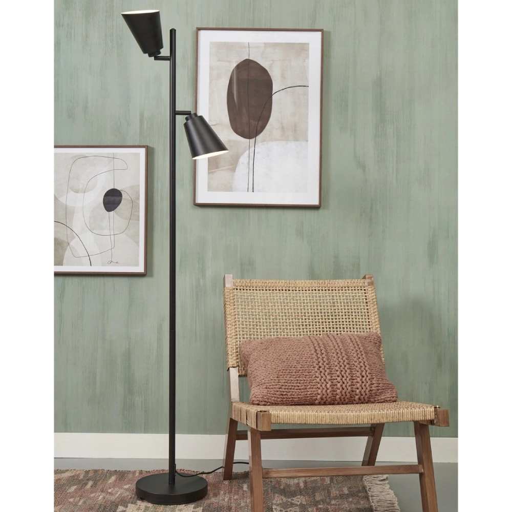 Candeeiro de Pé em Metal com Dois Focos Giratórios Bremen Lâmpada de pé preta, cadeira de madeira e rattan, almofada castanha, pinturas abstratas, parede verde