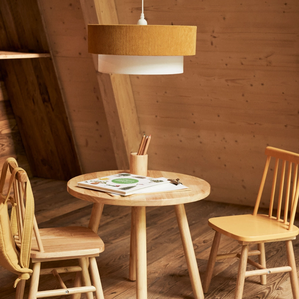 Candeeiro de Teto em Bombazine Biana Ø40x16 Mesa redonda de madeira com duas cadeiras em ambiente rústico de madeira clara