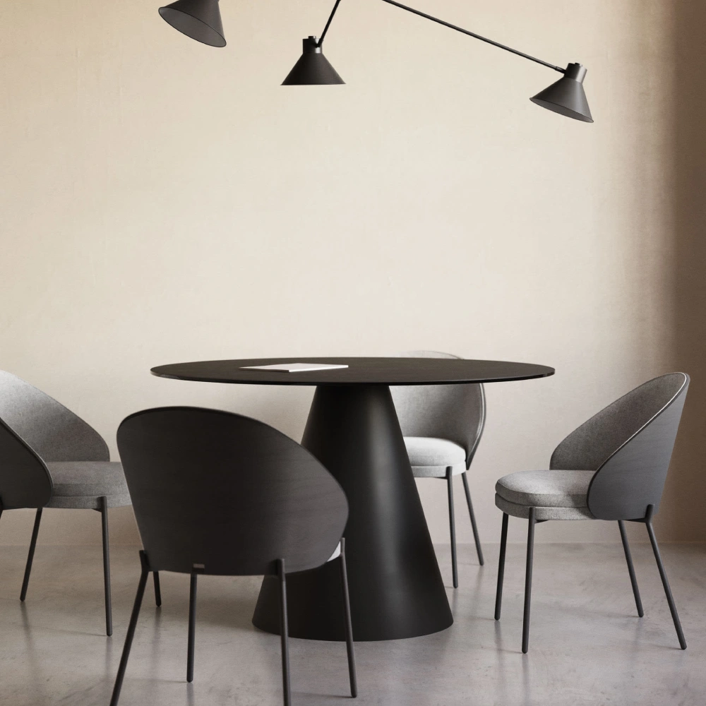 Cadeira estofada chenille em madeira e metal Emmy Mesa redonda preta com quatro cadeiras cinza escuro em ambiente minimalista