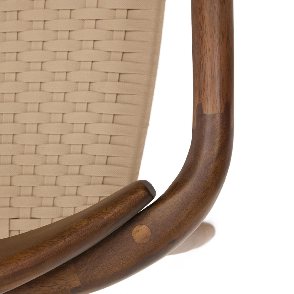 Cadeira com braços em nogueira e corda bege Mina Cadeira em madeira castanha com encosto em tecido bege entrelaçado