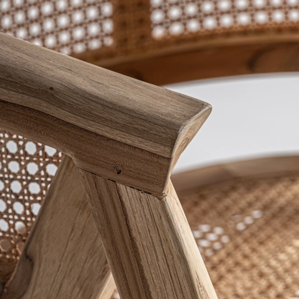Cadeira com braços em teca e rattan natural Eane Braço de cadeira em madeira clara com padrão trançado no encosto