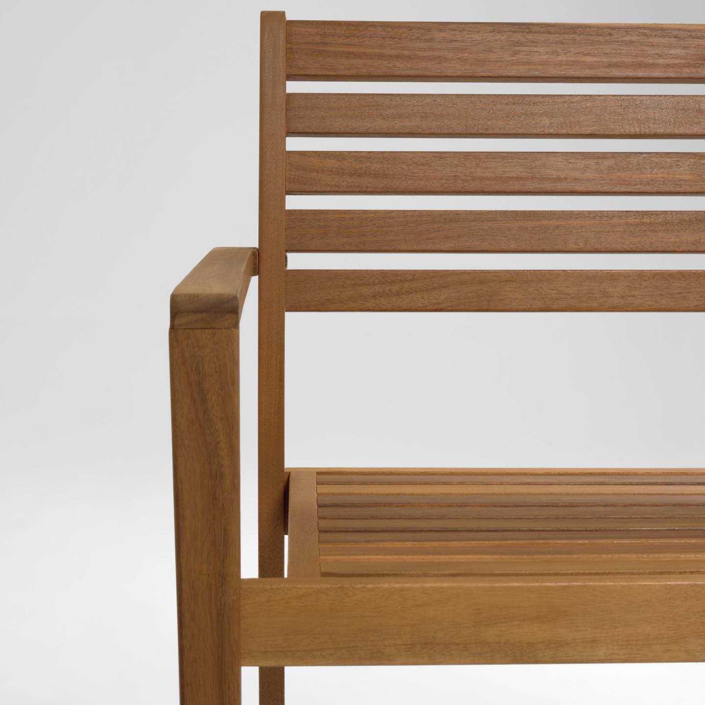 Cadeira Hanz, exterior, madeira acácia Banco de madeira de ripas com encosto e assento, braço à esquerda, fundo branco