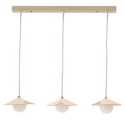 Candeeiro de teto triplo com abajures de madeira clara e lâmpadas esféricas brancas