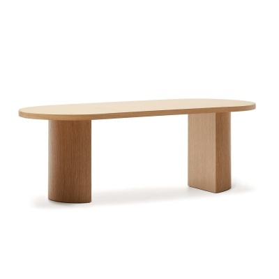 Mesa oval de madeira com dois pés, um cilíndrico e outro retangular, cor natural clara