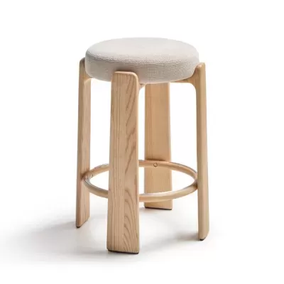 Banco alto em madeira clara com assento estofado bege