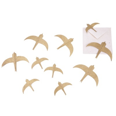 Nove aves decorativas douradas de madeira e envelope branco