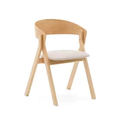 Cadeira de madeira clara com assento branco estofado