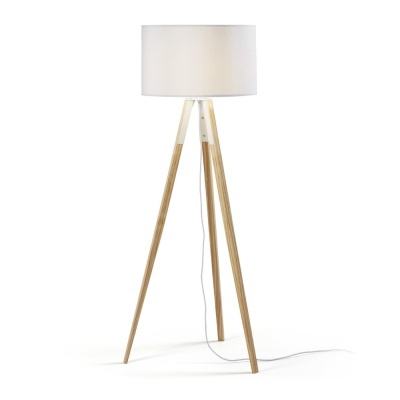 Candeeiro de pé com tripé em madeira e cúpula branca