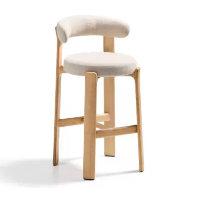 Banco alto de madeira clara com assento e encosto estofados em tecido bege