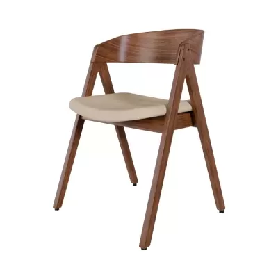 Cadeira de madeira escura com assento estofado bege e encosto curvo