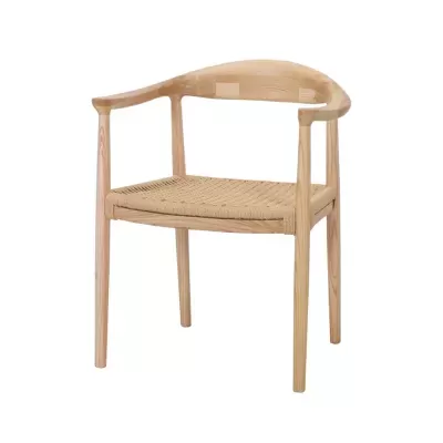 Cadeira de madeira clara com assento trançado em corda natural e encosto curvo