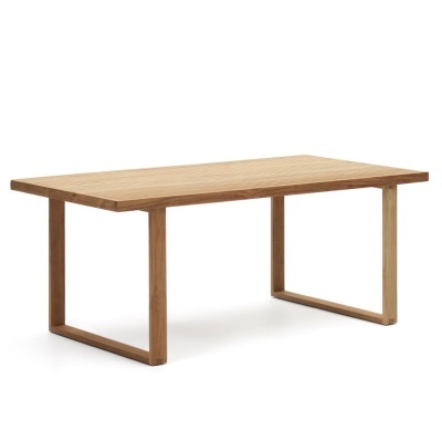 Mesa retangular de madeira clara com pés quadrados abertos