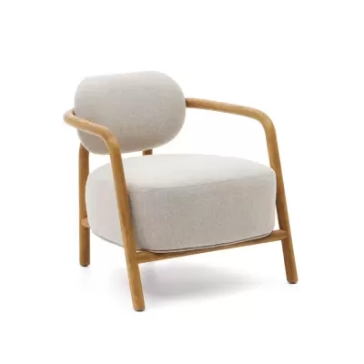 Poltrona de madeira clara com almofadas cinza claro