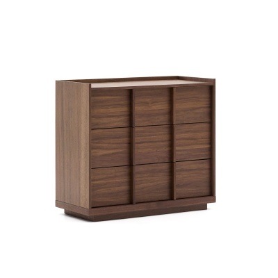 Móvel castanho escuro com nove divisórias visíveis em madeira