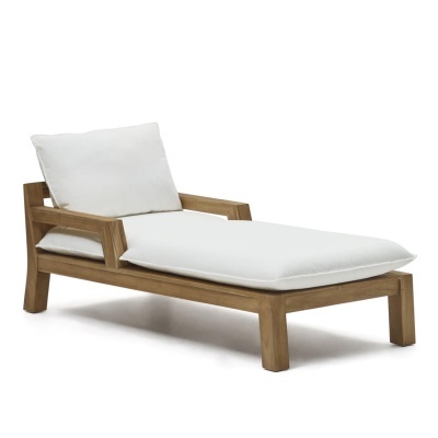 Espreguiçadeira em madeira clara com almofadas brancas simples