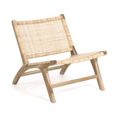 Cadeira de madeira clara com assento e encosto em corda entrelaçada