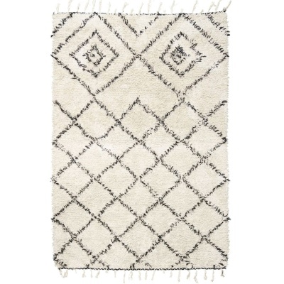 Tapete branco com padrão geométrico preto e franjas