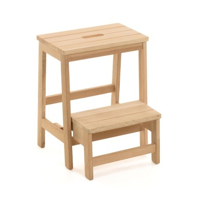 Banco escadote em madeira clara com duas plataformas