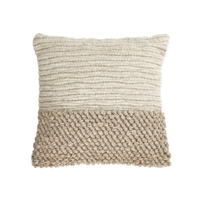 Almofada quadrada decorativa em tons creme e bege com texturas listradas e ponto grosseiro