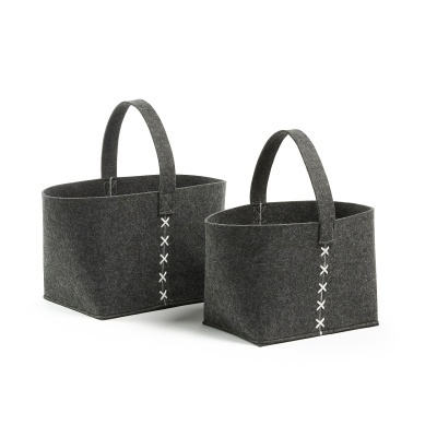 Duas cestas retangulares cinzentas em feltro com alças e costura decorativa branca