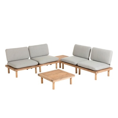 Conjunto de móveis de jardim em madeira clara com almofadas cinza claro e mesa de centro quadrada.