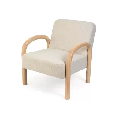 Cadeira estofada bege com braços e pernas de madeira clara
