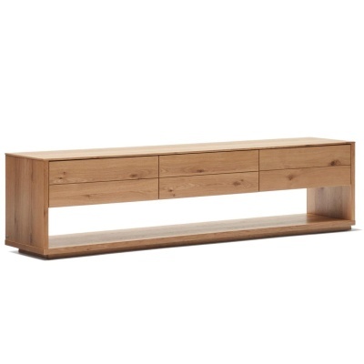 Móvel baixo em madeira natural com três gavetas horizontais