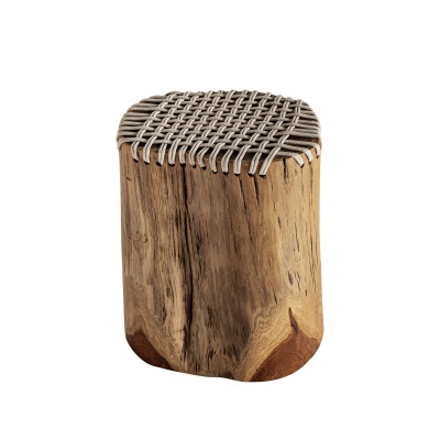 Banco pequeno de madeira com assento trançado cinzento e branco