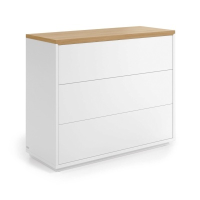 Cômoda branca com tampo de madeira clara e três gavetas