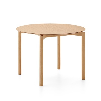 Mesa redonda de madeira clara com quatro pernas