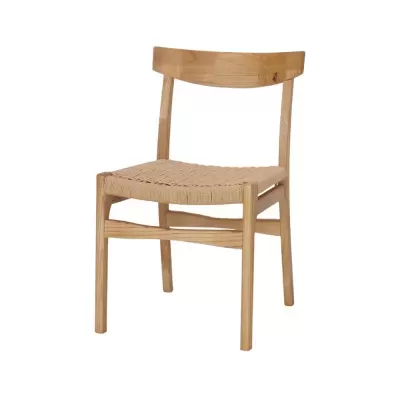 Cadeira de madeira clara com assento de corda trançada