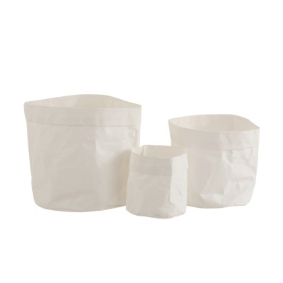 Três sacos brancos de tecido, em três tamanhos diferentes, lado a lado.