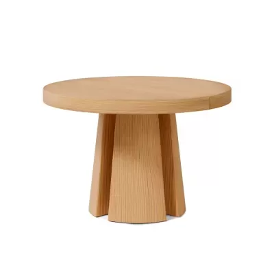 Mesa de centro redonda de madeira clara com base de quatro painéis inclinados