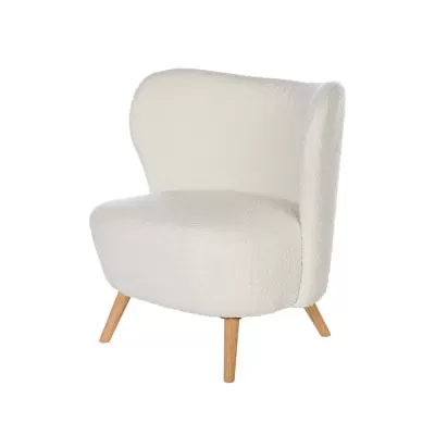 Poltrona branca de tecido bouclê com pernas de madeira clara