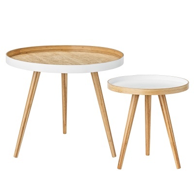 Duas mesas redondas de apoio com tampo em madeira clara e borda branca