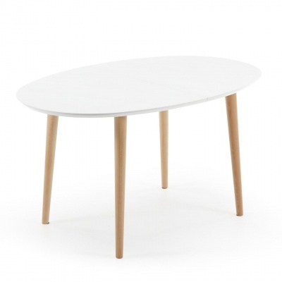 Mesa oval branca com pés de madeira clara