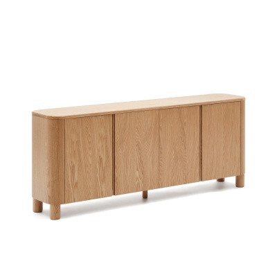 Aparador longo em madeira clara com quatro portas e pés cilíndricos