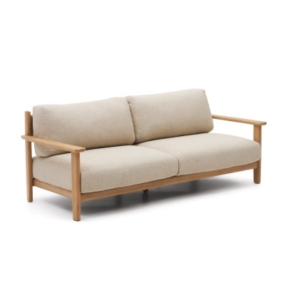 Sofá de três lugares em madeira clara com almofadas bege