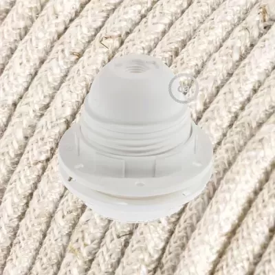 Base de lâmpada branca em plástico sobre corda grossa bege entrelaçada