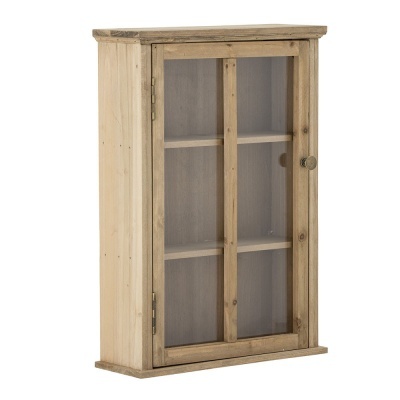 Armário de parede em madeira clara com porta de vidro e puxador metálico