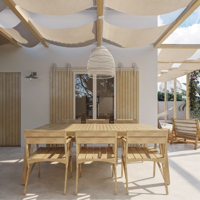 Mobiliário de exterior em madeira clara com mesa e cadeiras, pendente branco trançado e persianas de madeira
