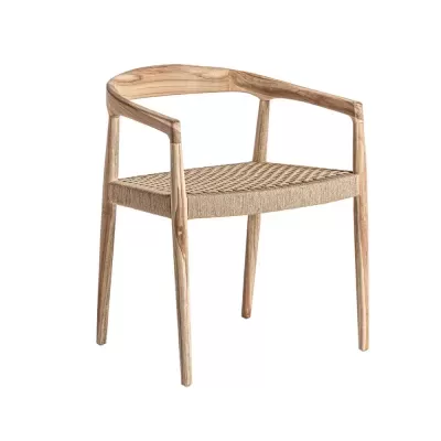 Cadeira de madeira clara com assento entrelaçado